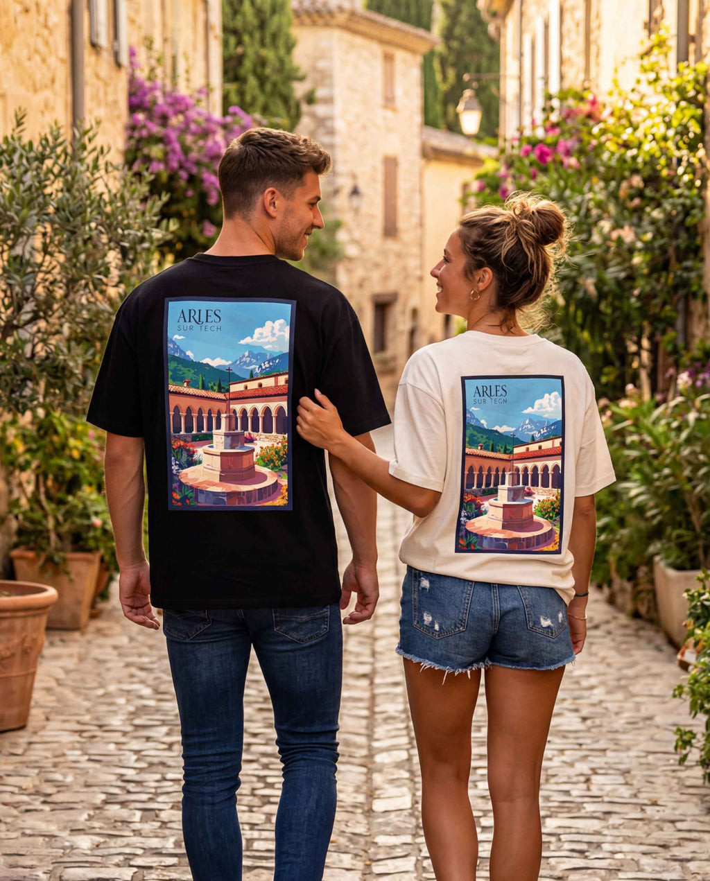 T-shirt homme et femme illustration vintage Arles-sur-Tech - clocher et façades pastel - Agapit Artwear